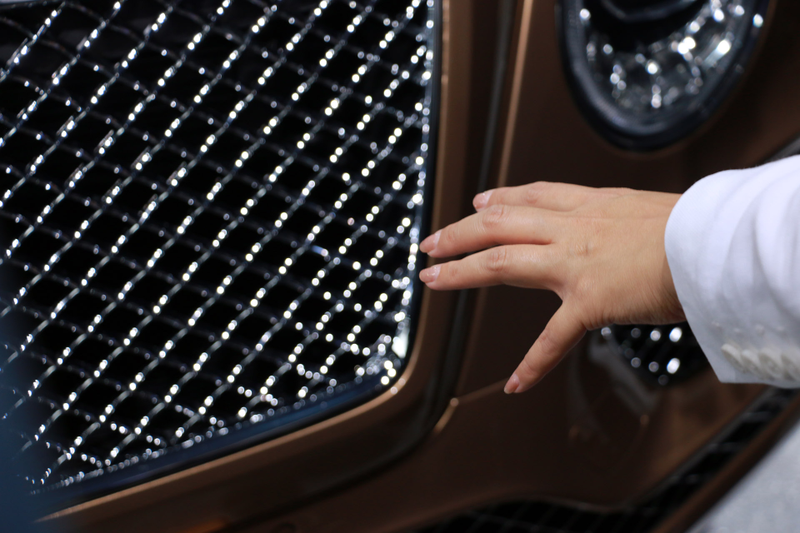 Illustration for article titled The Bentley Bentayga Has A Trunk Full Of Champagne And Diamonds In Its Clock